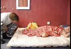İki Çek Sluts nakit için yesilcamseksfilmleri güzel bir kız ver
